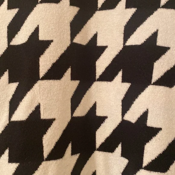 Joseph A. Black and White Houndstooth Turtleneck Sweater - Picture 5 of 10